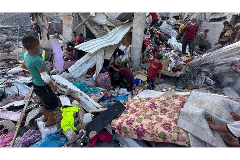 Erneut soll es laut palästinensischen Angaben Tote nahe einer Verteilstelle für humanitäre Hilfe im Gebiet von Chan Junis geben.