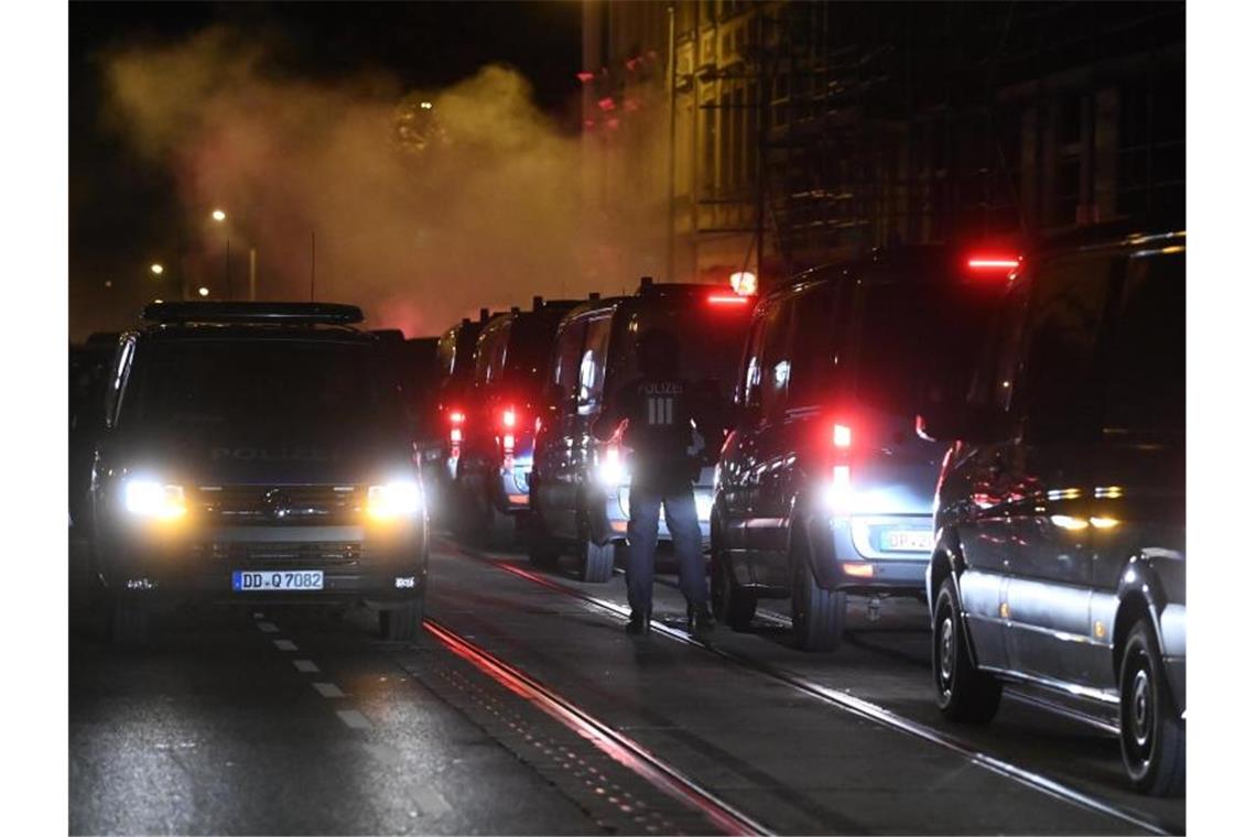 Erneut war die Polizei mit zahlreichen Kräften vor Ort. Foto: Hendrik Schmidt/dpa-Zentralbild/dpa