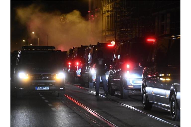 Erneut war die Polizei mit zahlreichen Kräften vor Ort. Foto: Hendrik Schmidt/dpa-Zentralbild/dpa