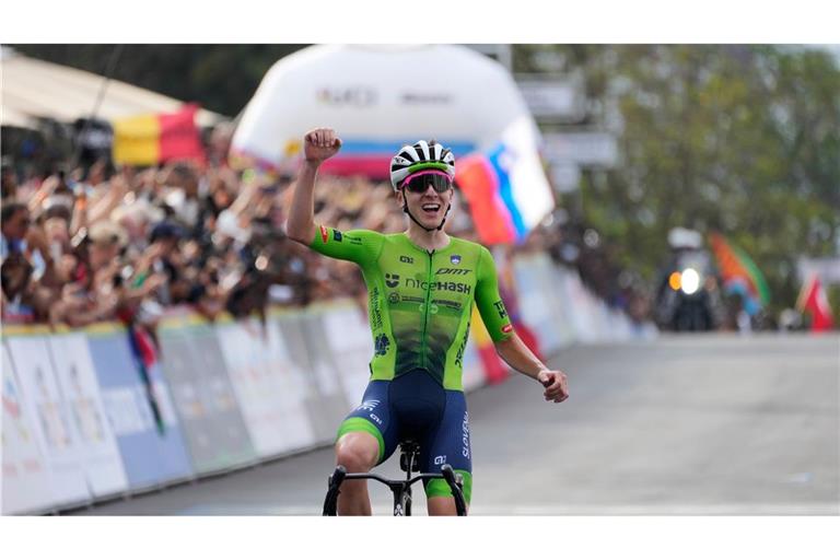 Erneut Weltmeister: Der Slowene Tadej Pogacar feiert seinen Sieg im Straßenrennen.