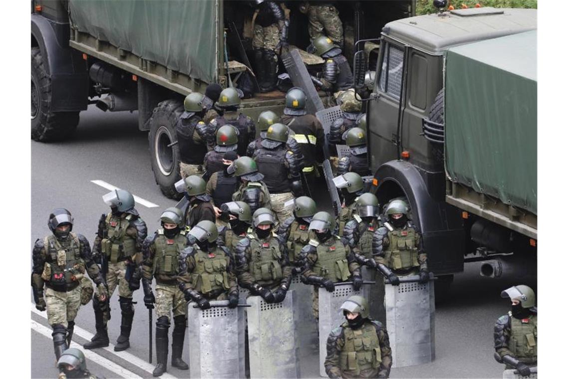 Erneut wurde ein massives Polizei- und Militäraufgebot gegen die Demonstranten aufgeboten. Foto: -/AP/dpa