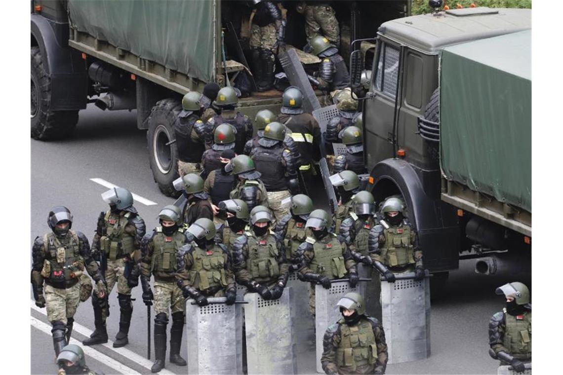Polizei in Belarus setzt und Blend- und Lärmgranaten ein Erneut wurde ein massives Polizei- und Militäraufgebot gegen die Demonstranten aufgeboten. Foto: -/AP/dpa