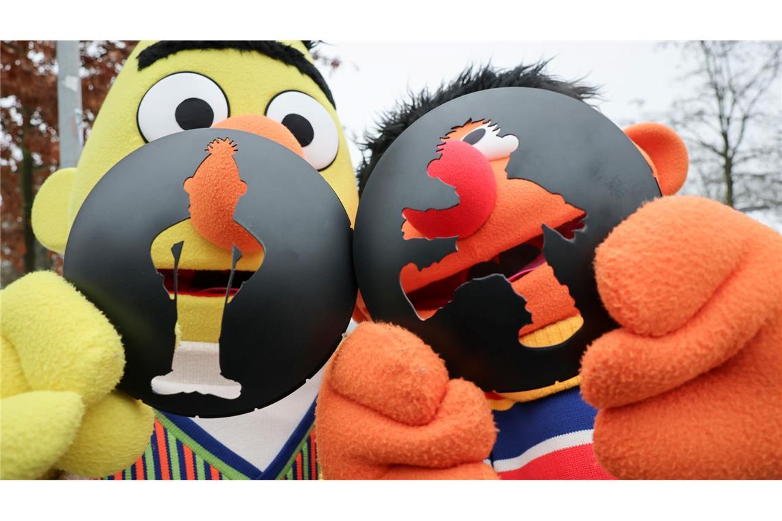 Ernie und Bert regeln jetzt in Hamburg an zwei Stellen den Verkehr. Die Figuren aus der Sesamstraße schlüpfen in die Rolle von Ampelmännchen.