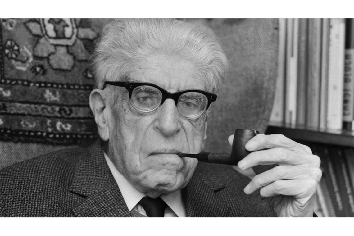 Ernst Bloch mit Pfeife in der Hand, aufgenommen in seiner Tübinger Wohnung im November 1973.