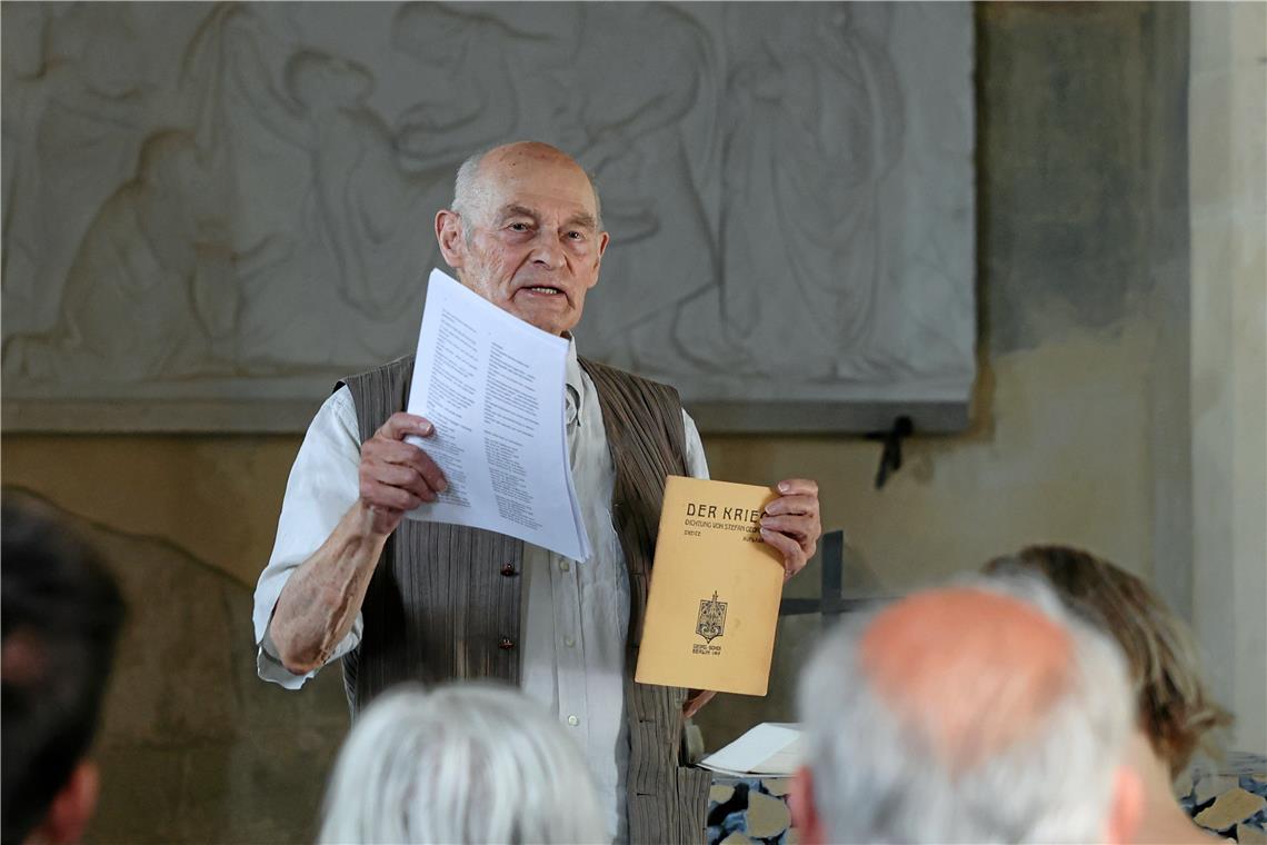 Ein Appell zum Erhalt des Friedens Ernst Hövelborn vom Arbeitskreis „Erinnern und Gedenken“ in der Kapelle. Foto: Alexander Becher