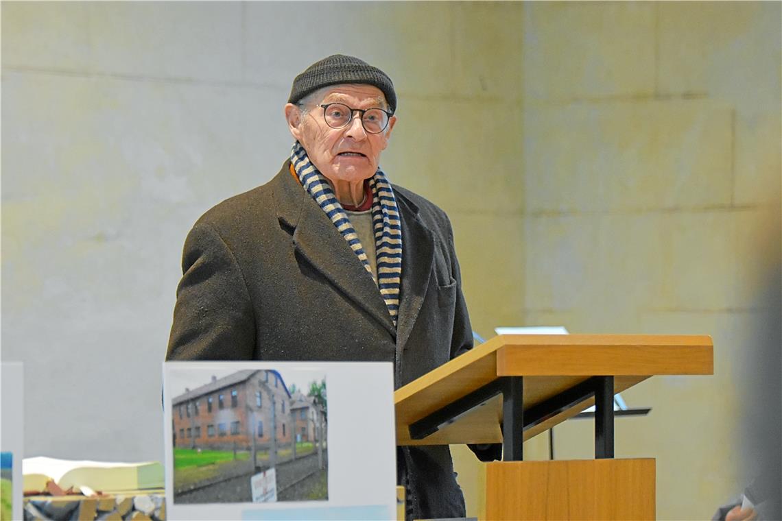 Die Erinnerung an den Holocaust wird wachgehalten Ernst Hövelborn zeigte in seinem Redebeitrag die erschreckende Effizienz im Vorgehen der Nazis auf. Foto: Tobias Sellmaier