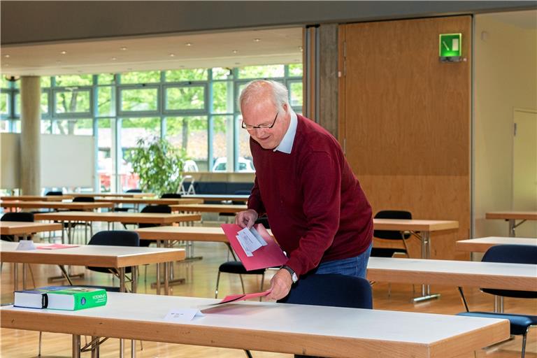 Ernst Morlock, der stellvertretende Schulleiter des Heinrich-von-Zügel-Gymnasiums, bereitet die Prüfungsplätze vor. Die Abiturprüfungen der Schule finden coronabedingt in der Murrhardter Festhalle statt, wo genügend Raum für die Abstandsregeln besteht. Foto: J. Fiedler