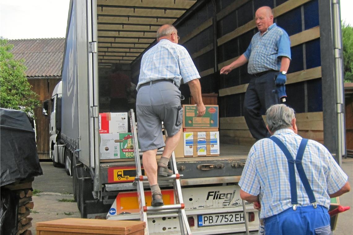 Ernst Rath (rechts oben) und seine Helfer bei der Arbeit.