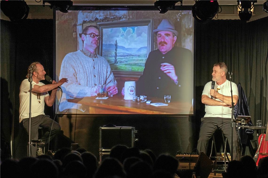 Fallstricke des schwäbischen Dialekts Ernst und Heinrich präsentierten in der Sängerhalle Oberbrüden ihr Programm „Nex verkomma lassa – Die ersten 20 Jahre“. Foto: A. Becher