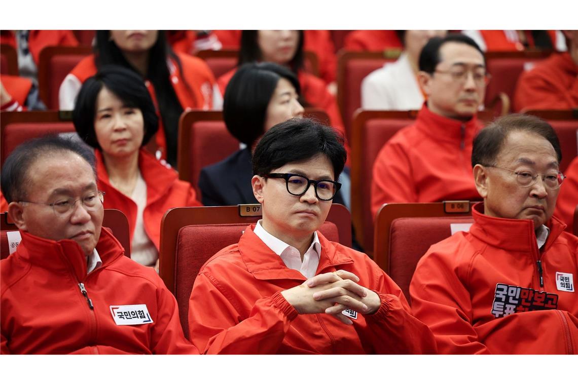 Ernste Gesichter bei Han Dong-hoon (M), Vorsitzender der regierenden People Power Party, und seinen Parteimitgliedern.