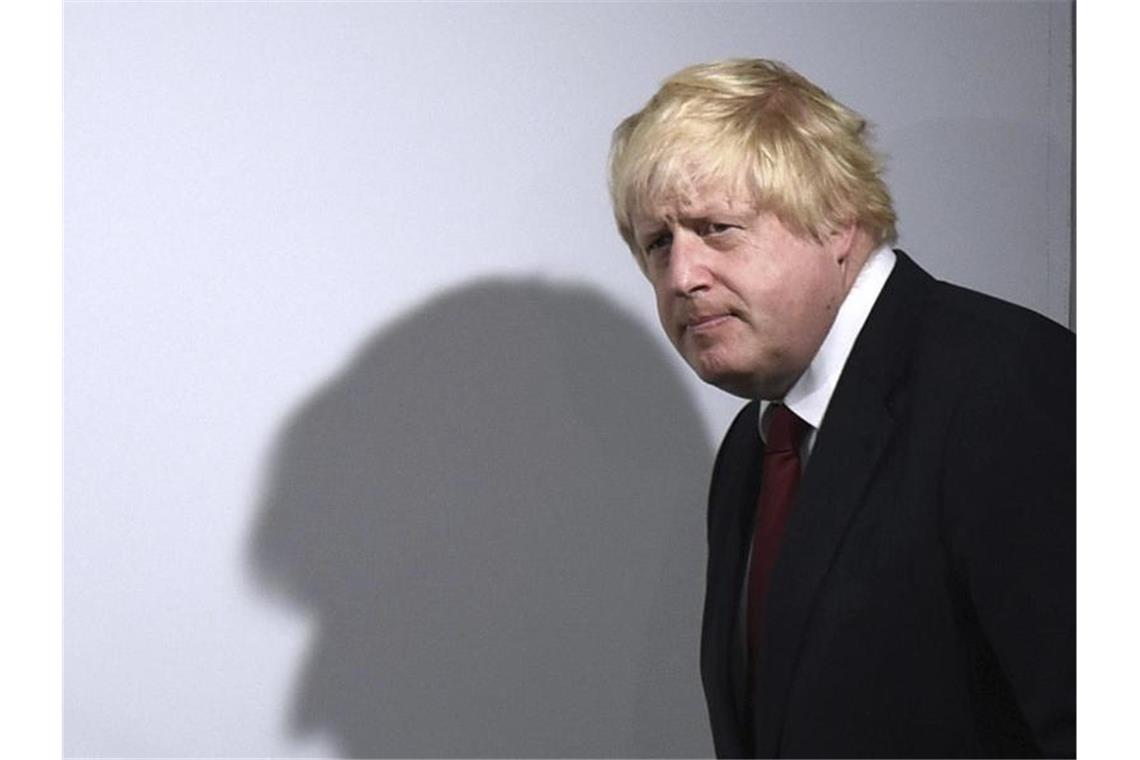 Ernste Miene: Premierminister Boris Johnson auf dem Weg zu einer Pressekonferenz. Foto: Mary Turner/POOL Getty/AP/dpa