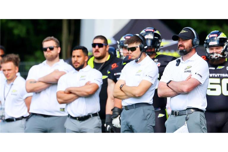 Ernste Sache für Chefcoach Jordan Neuman (re.) und sein Trainerteam: Bei den Footballern von Stuttgart Surge geht es um alles.