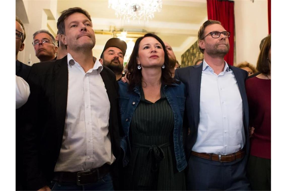 Ernüchterte Grüne: Parteichef Robert Habeck (l-r), und die Spitzenkandidaten Anja Siegesmund und Dirk Adams. Foto: Daniel Naupold/dpa