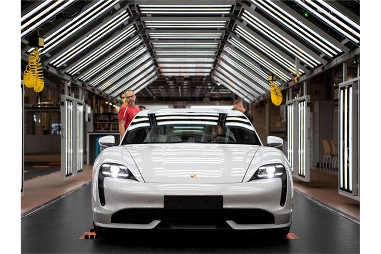 Eröffnung der Produktion des Porsche Taycan, dem ersten rein elektrischen Modell des Herstellers. Foto: Sebastian Gollnow/dpa/Archivbild