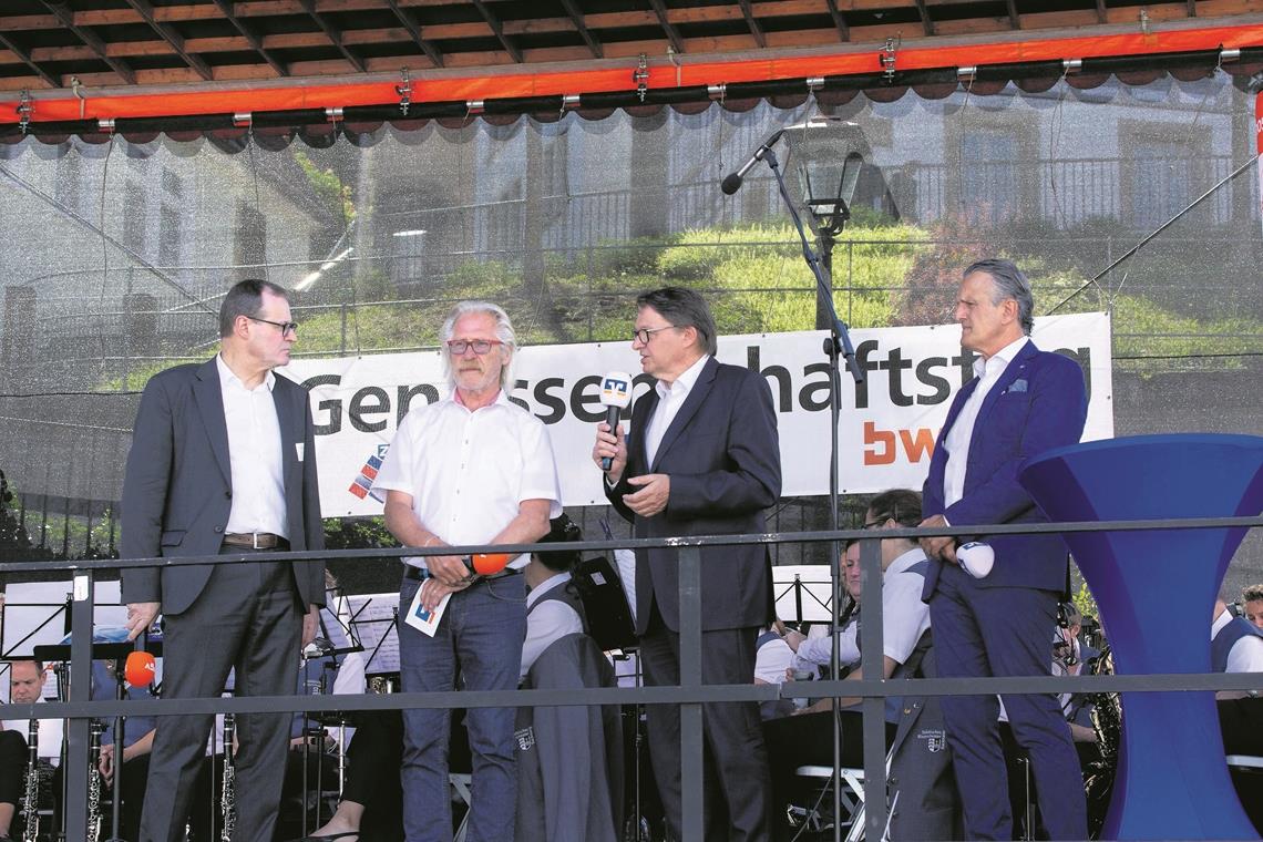 Eröffnung des Genossenschaftstags (von links): Roman Glaser, Präsident des Baden-Württembergischen Genossenschaftsverbands, Moderator Charley Graf, Jürgen Beerkircher, der Vorstandsvorsitzende der Volksbank Backnang, und Oberbürgermeister Frank Nopper. Fotos: J. Fiedler