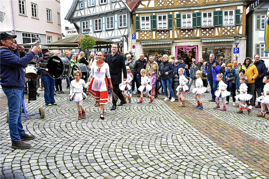 Eröffnung mit den Gänsekindern der Ballettschule Liane. Backnanger Gänsemarkt 20...