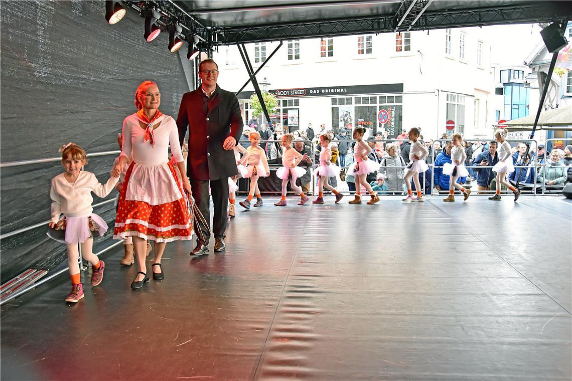 Eröffnung mit den Gänsekindern der Ballettschule Liane. Backnanger Gänsemarkt 20...