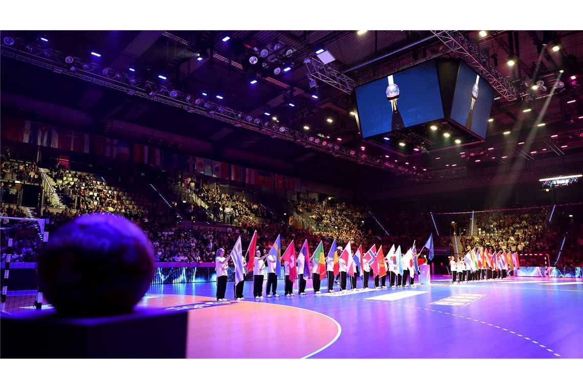 Eröffnungsfeier mit den Flaggen aller WM-Teilnehmer.