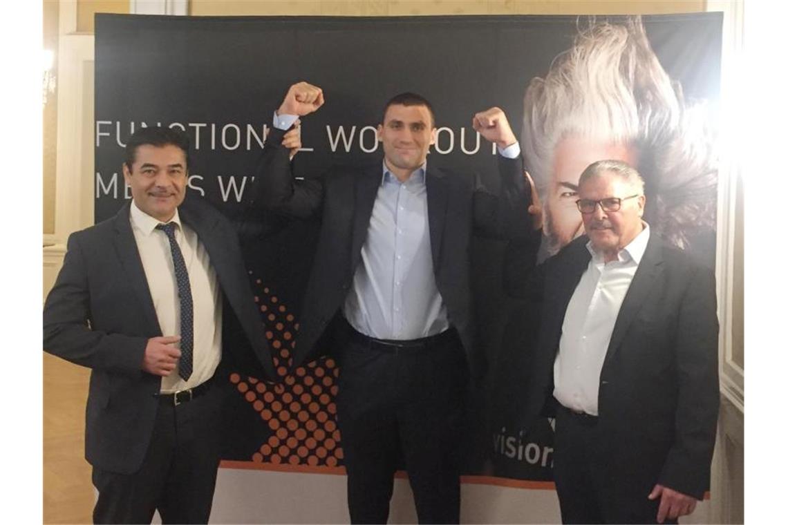 Schwergewichtsboxer Faust gewinnt Profi-Debüt Erol Ceylan (l-r), Victor Faust sowie Ex-Box-Manager Peter Hanraths verlassen eine Pressekonferenz. Foto: Franko Koitzsch/dpa