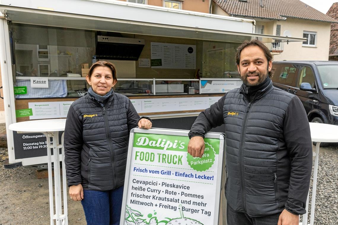 Ersan und Dtevrije Dalipi (von rechts) vor ihrem Imbisswagen beim Rathaus in Großaspach. Foto: Alexander Becher