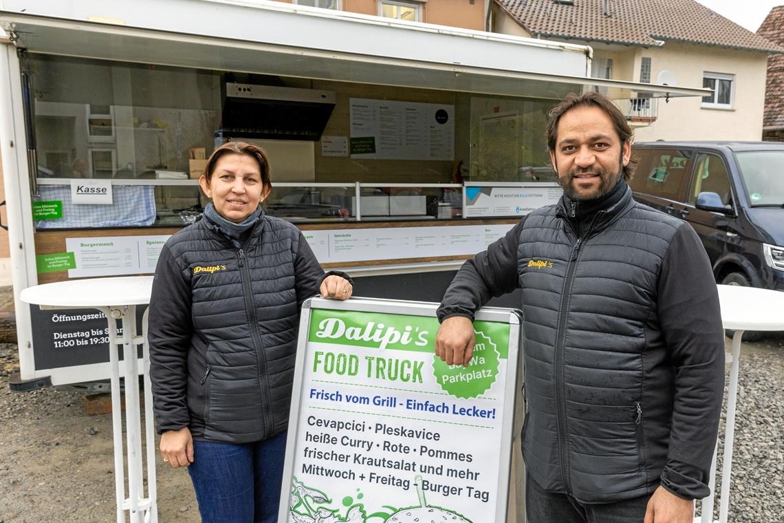 Ersan und Dtevrije Dalipi (von rechts) vor ihrem Imbisswagen beim Rathaus in Großaspach. Foto: Alexander Becher