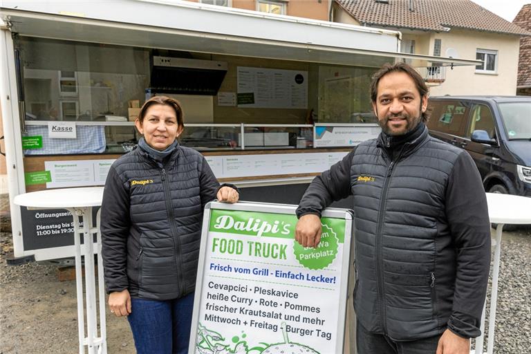 Ersan und Dtevrije Dalipi (von rechts) vor ihrem Imbisswagen beim Rathaus in Großaspach. Foto: Alexander Becher