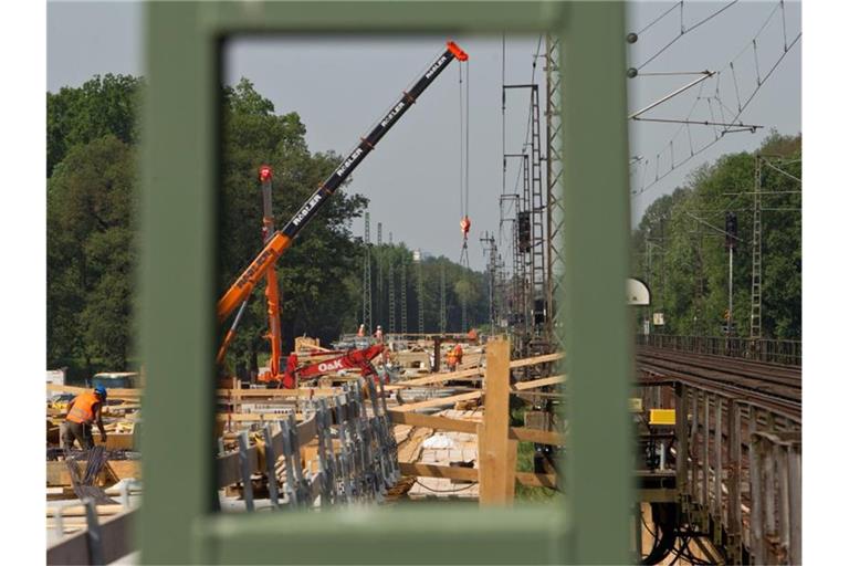 Ersatzbau einer Eisenbahnbrücke: Die Infrastruktur der Bahn ist teilweise marode - zu lange wurde nicht genug Geld ausgegeben. Foto: Jens Wolf/dpa-Zentralbild/dpa