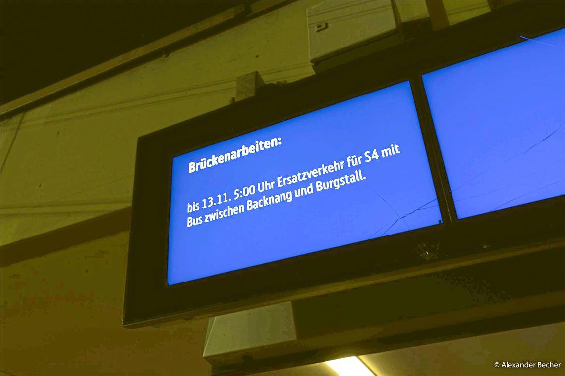 Ersatzbusse für die S-Bahn-Linien S3 und S4 sind eingerichtet. Der Bahnhof ist n...