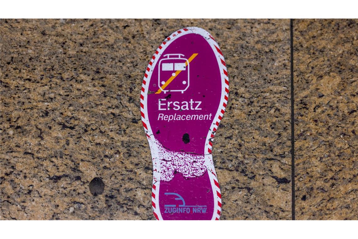 Ersatzbusse sollen teilweise im Zehn-Minuten-Takt fahren - trotzdem werden Reisende deutlich länger unterwegs sein als per Zug. (Archivbild)