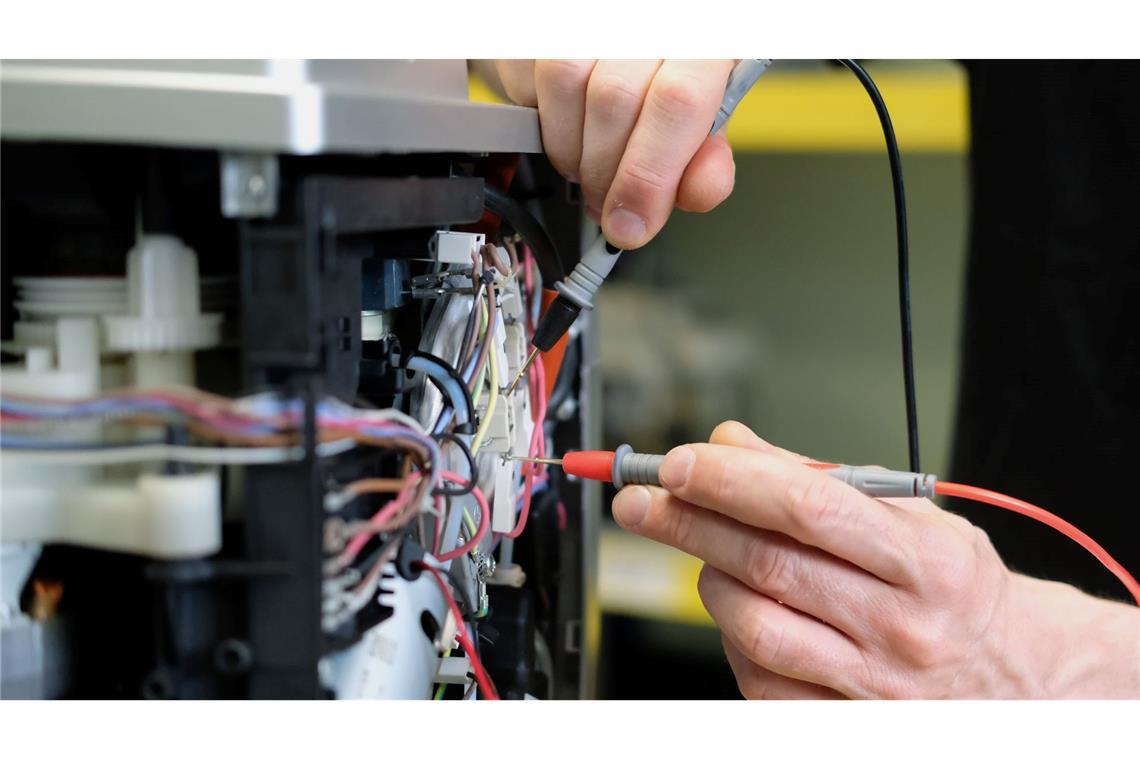 Ersatzteile sollen nicht so teuer sein, damit sich Verbraucherinnen und Verbraucher für die Reparatur entscheiden. (Illustration)