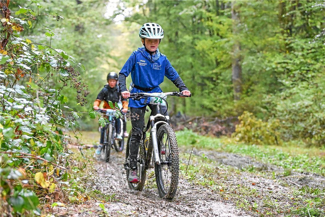 Erschwerte Bedingungen am Berg mit dem Mountainbike. Emelie Dreher (24) beim 4. ...