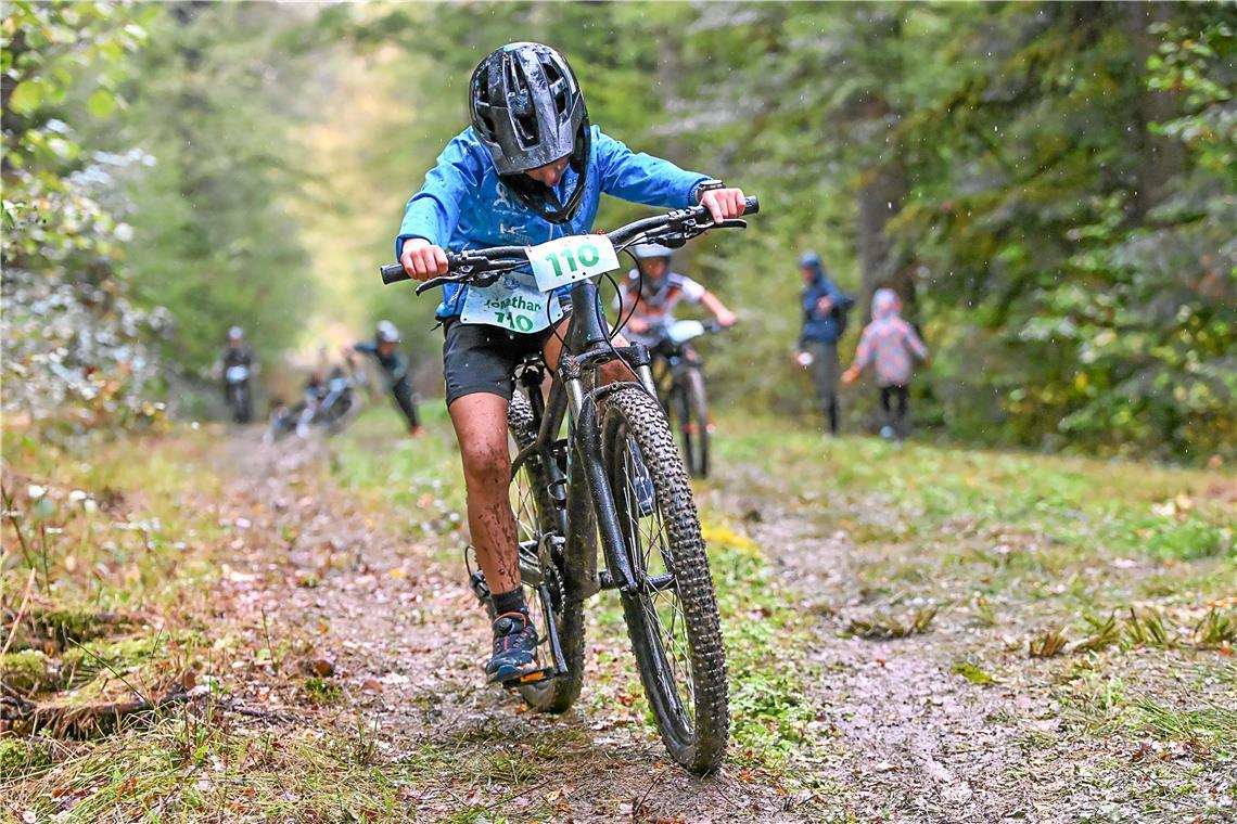 Erschwerte Bedingungen am Berg mit dem Mountainbike. Jonathan Leder (110) beim 4...