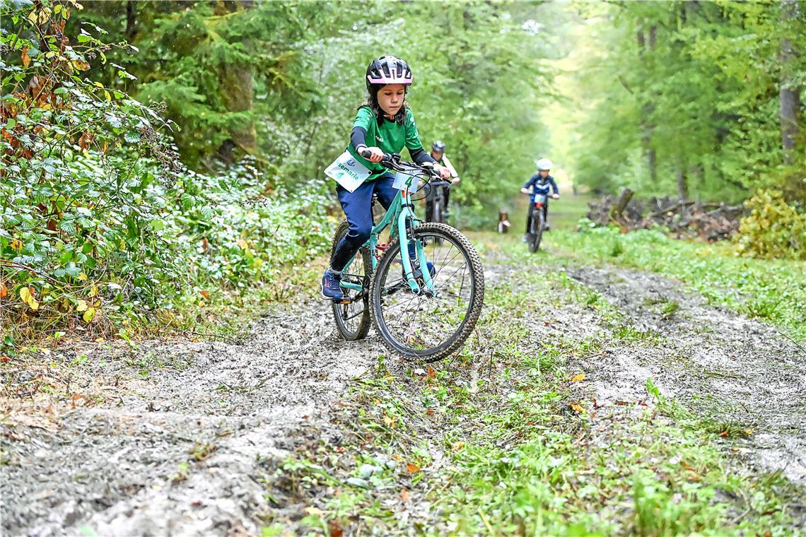 Erschwerte Bedingungen am Berg mit dem Mountainbike. Rosemarie Goldmann (4) beim...