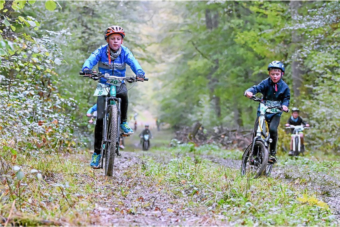 Erschwerte Bedingungen am Berg mit dem Mountainbike. Lio Fein (Startnummer 30, l...