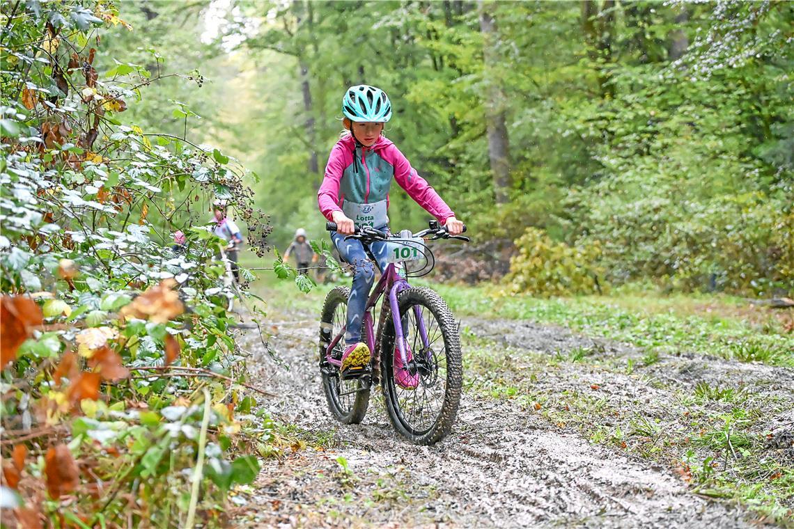 Erschwerte Bedingungen am Berg mit dem Mountainbike. Lotta Janson (101) beim 4. ...