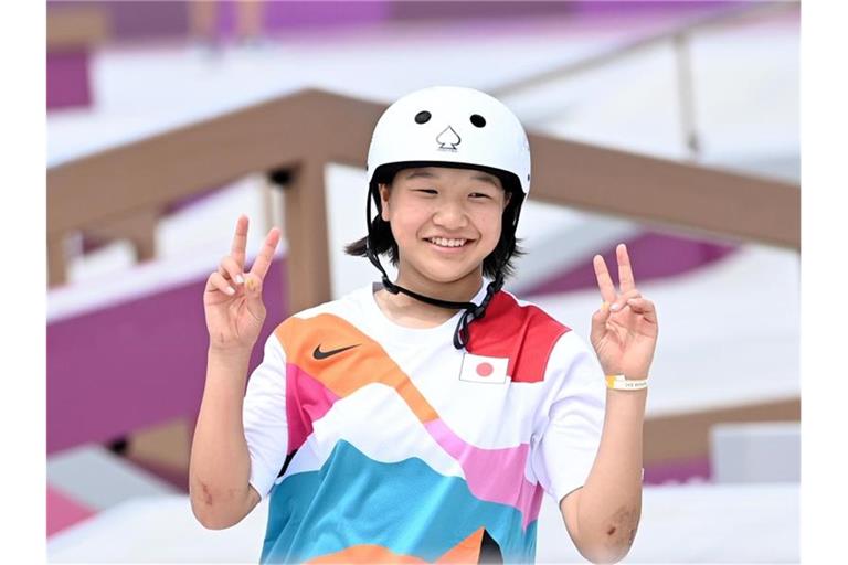 Erst 13 und schon Olympiasiegerin: Japans Skateboard-Ass Momiji Nishiya. Foto: Marijan Murat/dpa