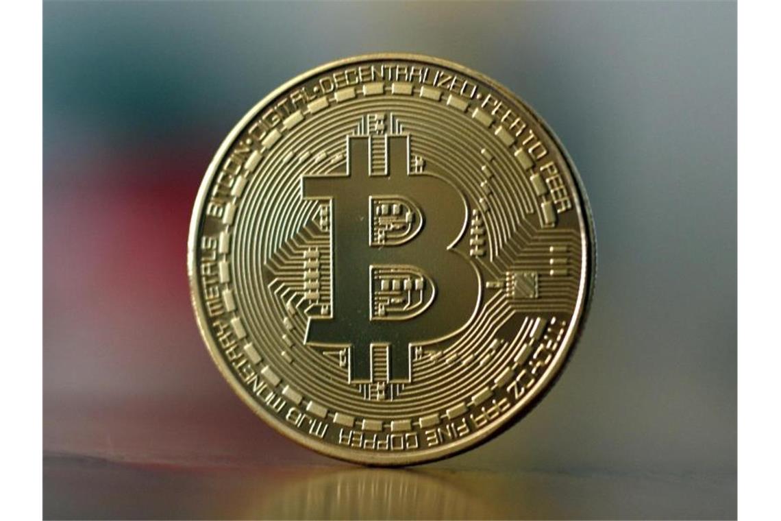 Erst am Montag hatte die Digitalwährung Bitcoin ihr Rekordhoch aus dem Jahr 2017 übersprungen. Foto: Ina Fassbender/dpa