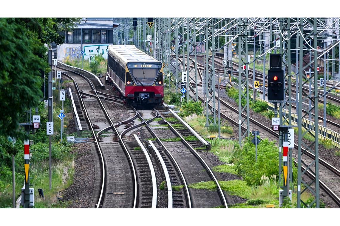 Nach Sturm-Chaos: Bahn-Verkehr in Berlin weiter gestört Erst am Montagabend fuhren wieder erste S-Bahnen.