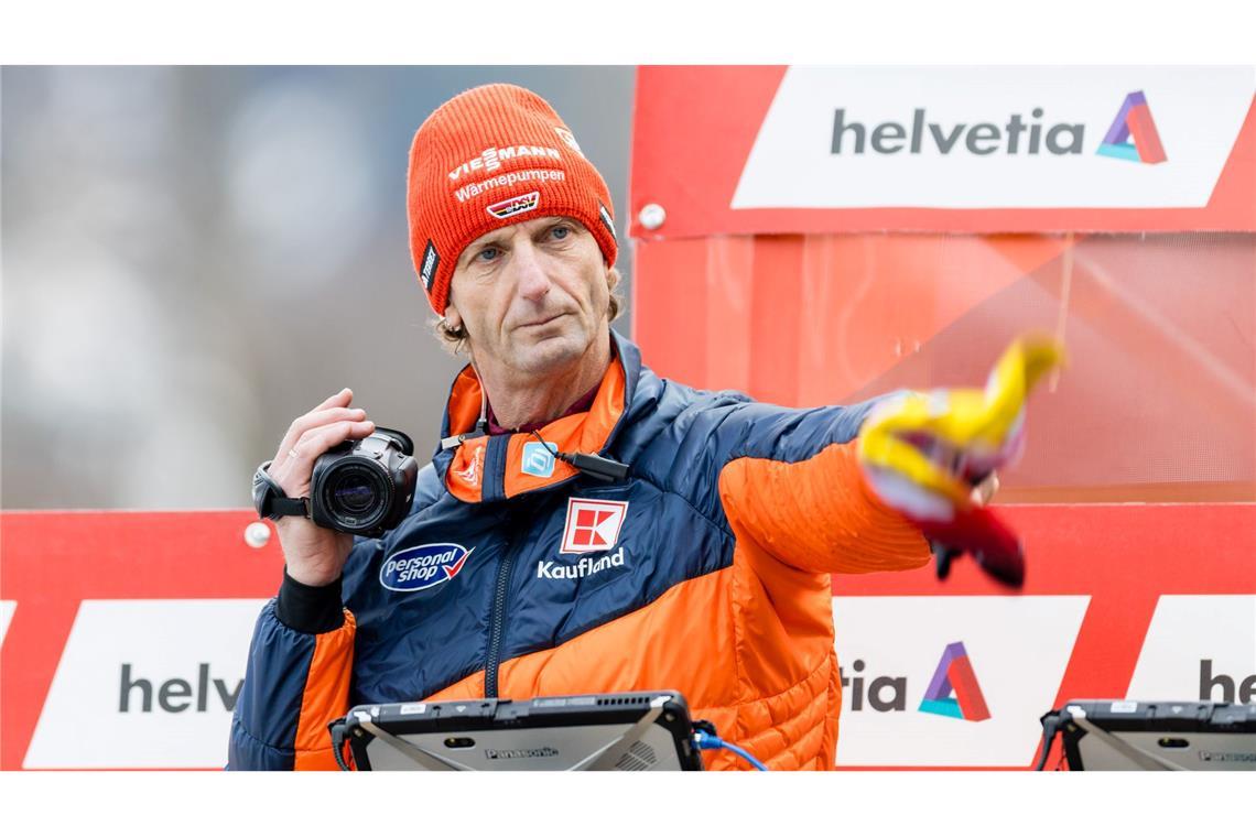 Erst ausschlafen, dann springen: Heinz Kuttin scherzt bei der Tournee-Zukunft. (Archivbild)