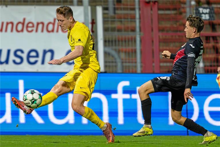 Erst bereitet Loris Maier mit einer Flanke den Aspacher 1:2-Anschlusstreffer von Fabian Eisele vor, dann drückt er zwei Minuten vor Schluss Eiseles Kopball zum 2:2-Augleich über die Linie. Trotz 0:2-Rückstand kehrt die SG mit einem Teilerfolg aus Köln zurück. Foto: Philip Ziegler