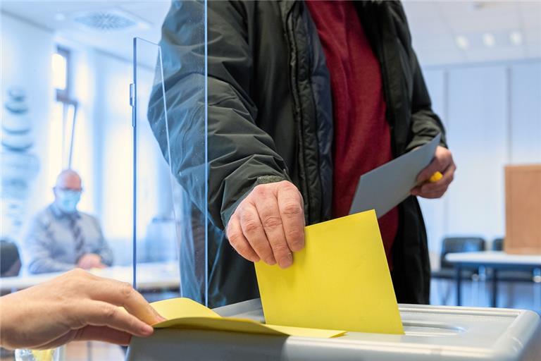 Erst der gelbe Zettel für die OB-Wahl, danach noch das Papier für die Landtagswahl: Die Bürger Backnangs waren heute doppelt gefordert. Foto: J. Fiedler