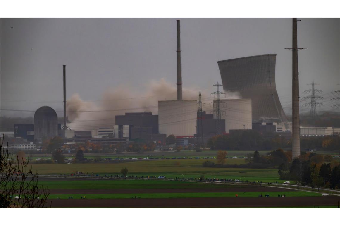 30.000 Menschen verfolgen Sprengung von AKW-Kühltürmen Erst fiel der linke Turm, dann der rechte.