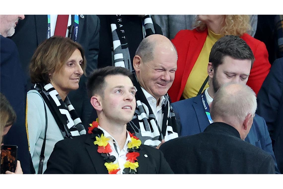 Erst gab es Pfiffe, später machte er Fotos mit den Fans: Bundeskanzler Olaf Scholz und seine Frau Britta Ernst sahen sich den zweiten überzeugenden EM-Sieg der deutschen Handballer an. Endstand gegen Außenseiter Nordmazedonien: 34:25.