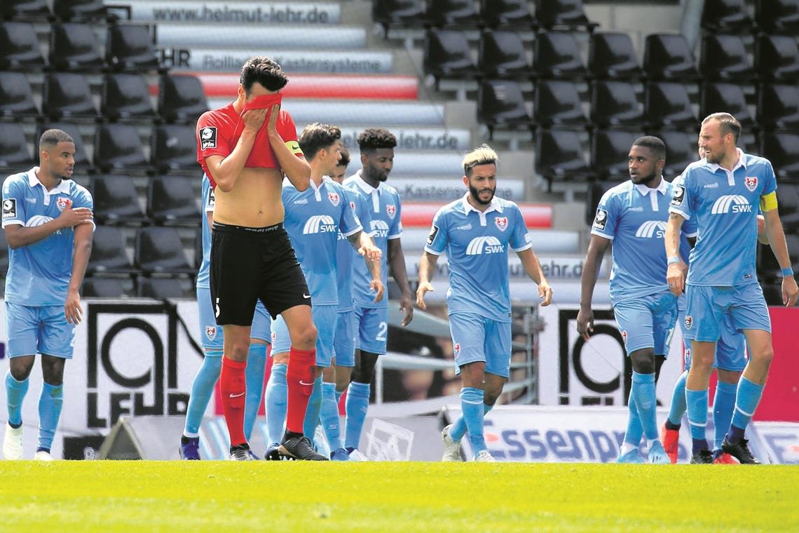 Erst himmelhoch jauchzend, dann zu Tode betrübt: Julian Leist, der mit Großaspach gegen Uerdingen kurz vor dem ersten Heimsieg stand, in letzter Minute aber noch das 2:2 kassierte.  Foto: A. Becher