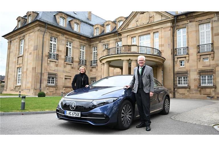 Erst im Jahr 2022 übernahm der damalige Ministerpräsident Winfried Kretschmann (Grüne) ein Elektroauto von Mercedes als Dienstwagen. Geliefert wurde der von der damaligen Mercedes-Vertriebsvorständin Britta Seeger höchstpersönlich.