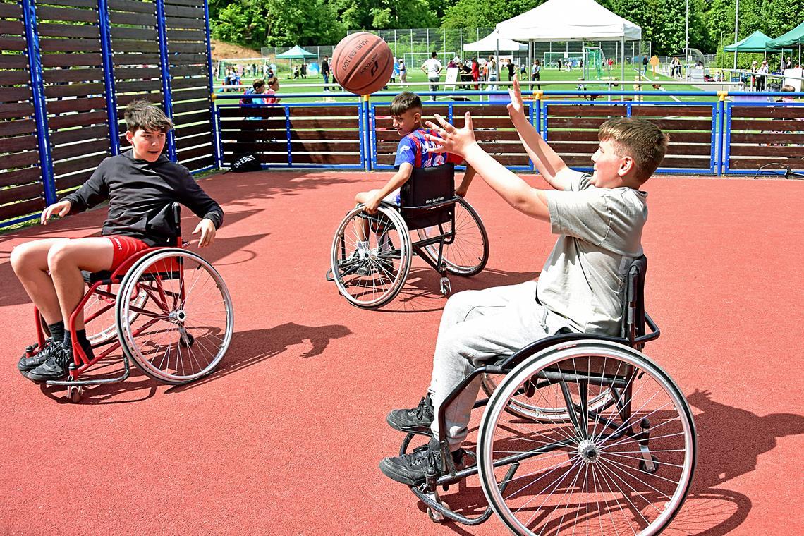 Optimaler Auftakt für die Jugend Olympics Erst lenken und dann noch passen oder werfen: Die Schüler merken schnell, wie anspruchsvoll Rollstuhlbasketball ist. Foto: Tobias Sellmaier