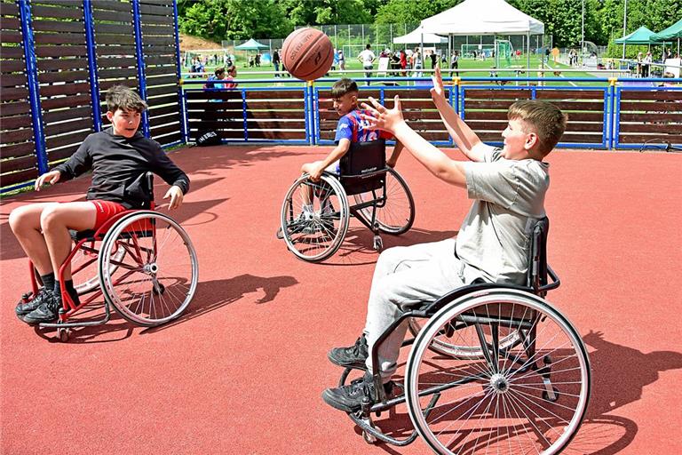Erst lenken und dann noch passen oder werfen: Die Schüler merken schnell, wie anspruchsvoll Rollstuhlbasketball ist. Foto: Tobias Sellmaier