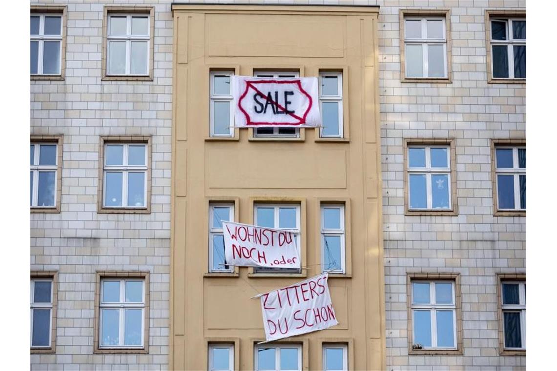 Berlin kauft knapp 6000 Wohnungen zurück Erst Mitte Juli hatte die Gewobag rund 670 Wohnungen auf der Berliner Karl-Marx-Allee zurückerworben. Foto: Christoph Soeder
