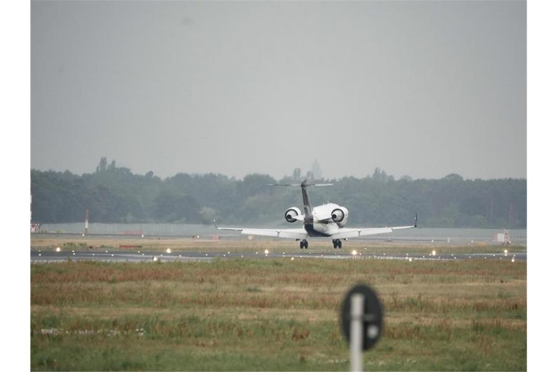 Erst nach stundenlangem Hin und Her hatten die Mediziner in Omsk am Freitag ihre Bedenken gegen einen Transport nach Deutschland fallen gelassen. Foto: Michael Kappeler/dpa