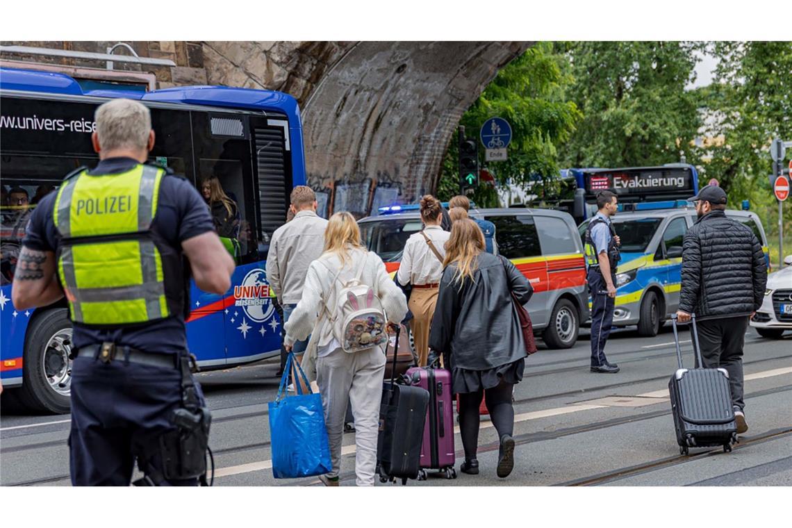 ICE-Fahrgäste warten stundenlang in defektem Zug Erst nach vielen Stunden konnten Fahrgäste eines liegengebliebenen ICEs in Köln den Zug verlassen.